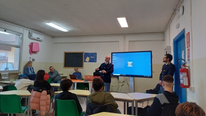 Poliziotti in cattedra, studenti  a lezione di legalità al Pacinotti