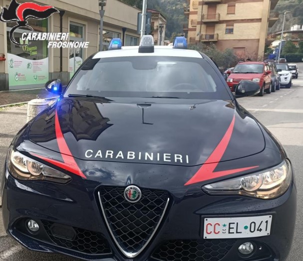 Divieto di avvicinamento e braccialetto elettronico per un 33enne