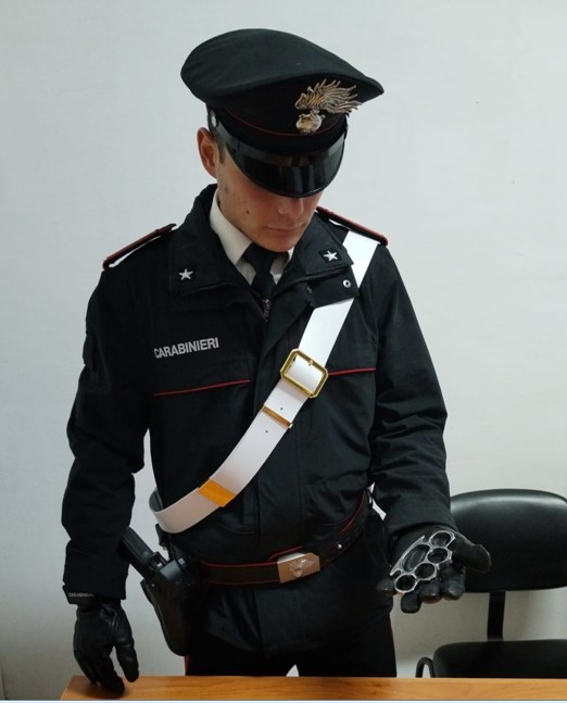 Girava con un tirapugni, denunciato