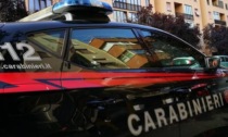 Denaro falso e una pistola, arrestati padre e figlio