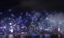 Hong Kong festeggia l'arrivo del nuovo anno con un abbagliante spettacolo pirotecnico