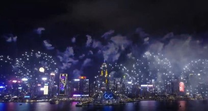 Hong Kong festeggia l’arrivo del nuovo anno con un abbagliante spettacolo pirotecnico