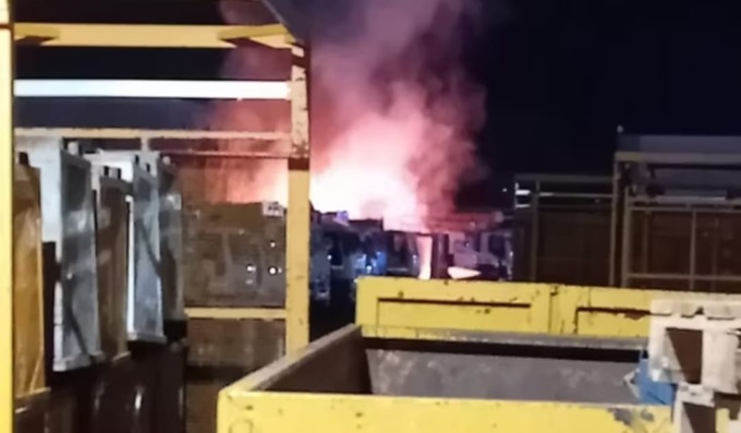 Incendio divampa all’interno di una ditta di rifiuti