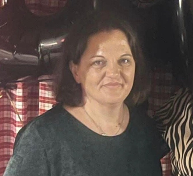 Esce per andare in banca con marito e figlia e scompare