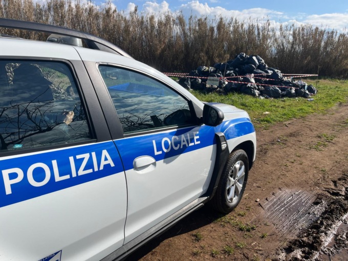 Rifiuti speciali abbandonati, sequestrato terreno
