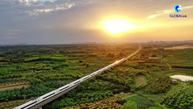 Cina: addetti si dedicano a manutenzione ferrovie durante picco per feste