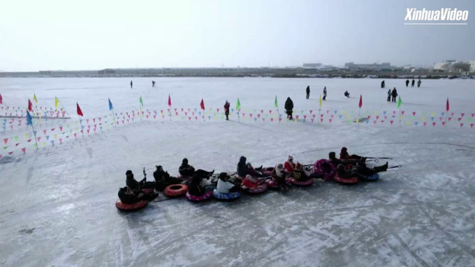 Cina: Xinjiang, campo incolto, ghiacciato diventa parco giochi invernale di ghiaccio