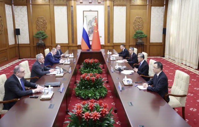 Cina-Russia: massimo diplomatico cinese Wang tiene dialogo strategico con Shoigu a Pechino