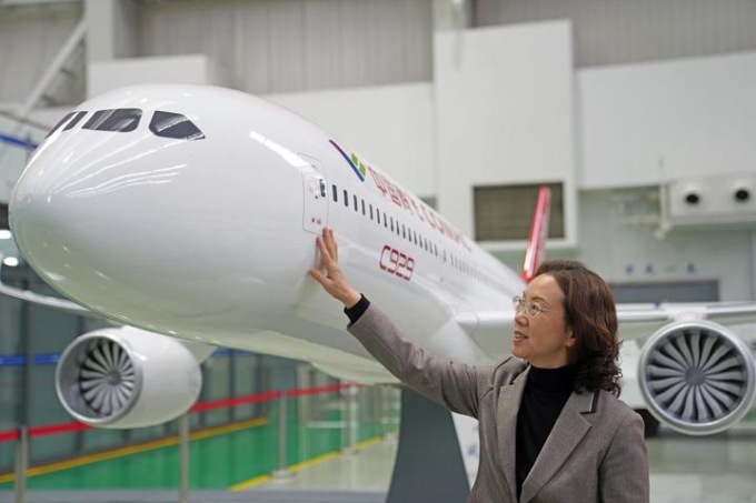 Cina: donna progettista di velivoli guida progetto aereo C929 (1)