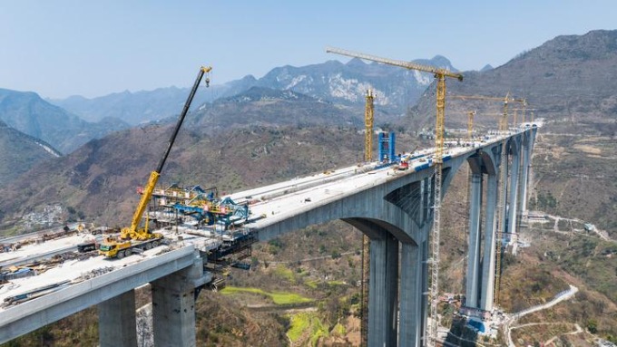Cina: Guizhou, costruzione del grande ponte di Liuzhi a Liupanshui (1)