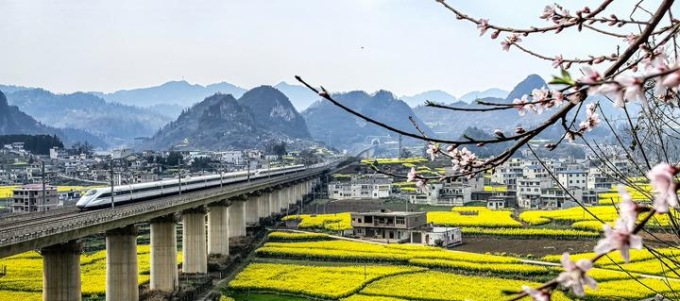 Cina: treno attraversa scenario primaverile nel Guizhou