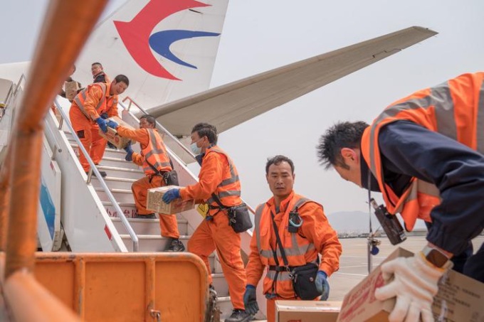 Cina: volo con materiali di soccorso da terremoto per Myanmar decolla da Kunming