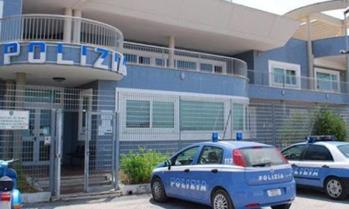 Fuggono con l’auto rubata, tamponano una macchina e feriscono un poliziotto