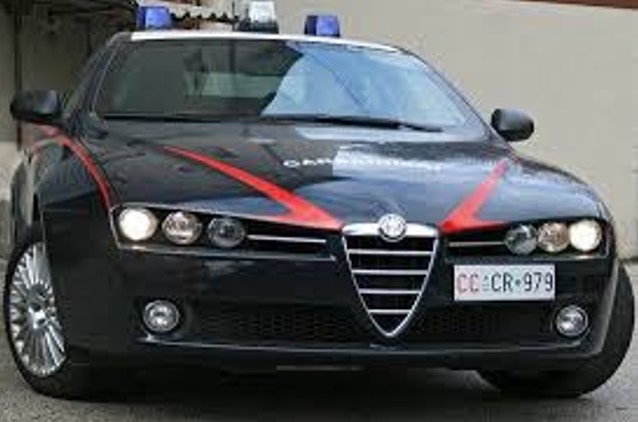 Aggredisce i Carabinieri e distrugge il cellulare, arrestato
