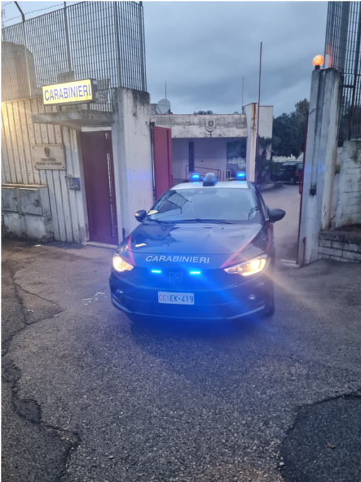 Ruba lo smartphone nell’auto parcheggiata, arrestato