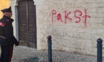 Imbratta il muro della chiesa con lo spray, identificato e denunciato