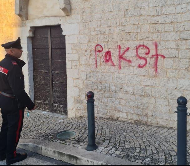 Imbratta il muro della chiesa con lo spray, identificato e denunciato