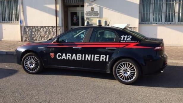 Facevano acquisti con una carta bancomat smarrita, denunciati