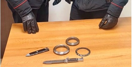 Panico in piazza, stranieri con pugnale e tirapugni terrorizzano i passanti