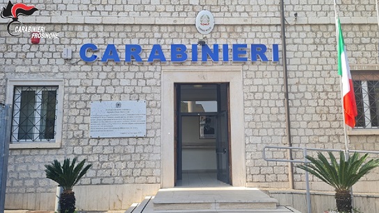 Spaccia ai domiciliari e minaccia la ex moglie, arrestato