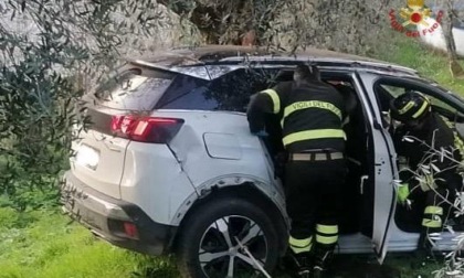 Finisce con l'auto in un burrone, salvato