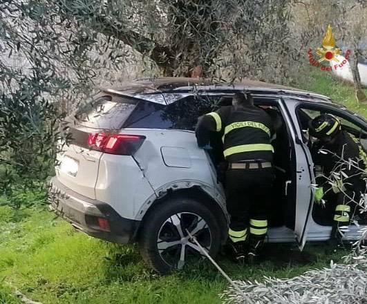Finisce con l’auto in un burrone, salvato