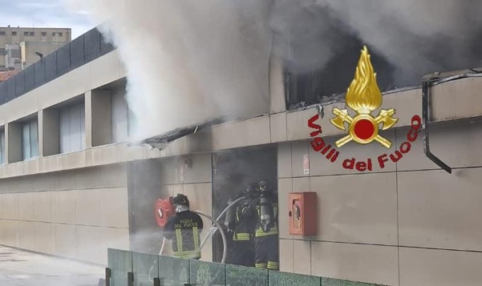 Maxi incendio nel centro commerciale