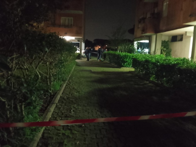Omicidio in via Lucania, uomo ucciso con un colpo di pistola