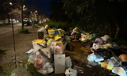 Cumuli di rifiuti in viale Kennedy, esplode la protesta dei residenti