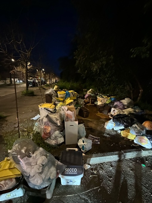 Cumuli di rifiuti in viale Kennedy, esplode la protesta dei residenti