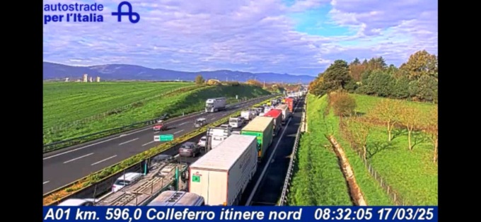 Tir  di traverso sull’A1, traffico in tilt