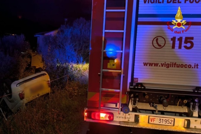 Finiscono con l’auto fuori strada e si ribaltano, due feriti