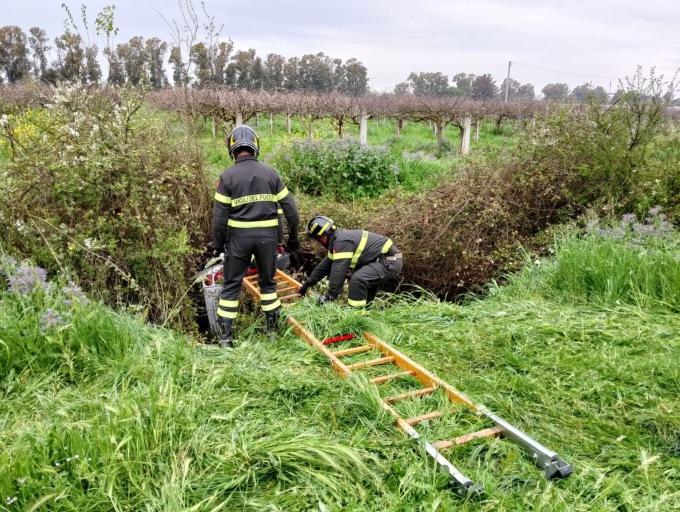 Scontro sulla strada Congiunte Destre, ragazza finisce con l’auto nel canale