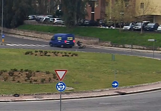 Investita in largo dell’Aviatore, identificato e denunciato il pirata della strada