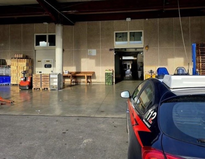 Travolto dalle cassette di legno al MOF, operaio finisce in ospedale