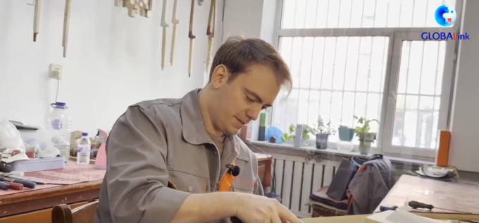 Cina: apprendista norvegese abbraccia artigianato locale del morin khuur