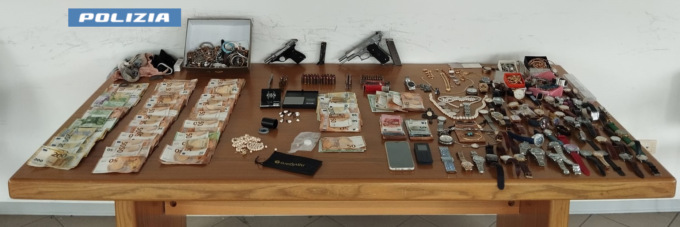 In casa 53 mila euro, droga, armi e gioielli, arrestata