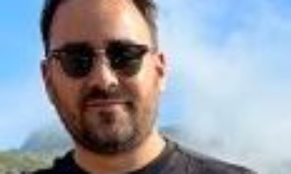 Chiedono di essere retribuiti regolarmente, il proprietario dell’azienda li chiude dentro lo stabilimento