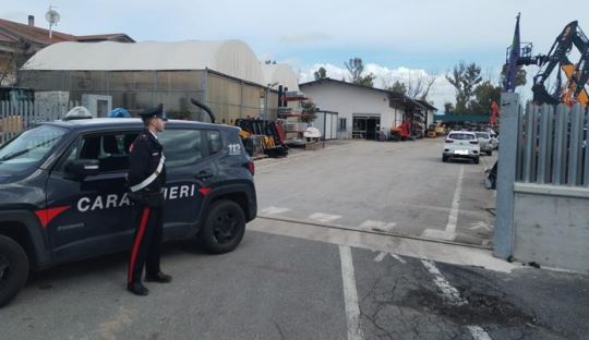 Furto nell’azienda che vende macchine agricole