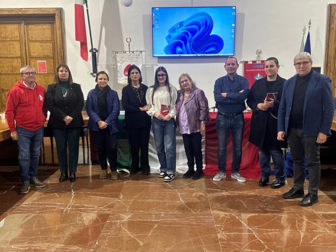 Consegnato ai neo maggiorenni il testo della Costituzione