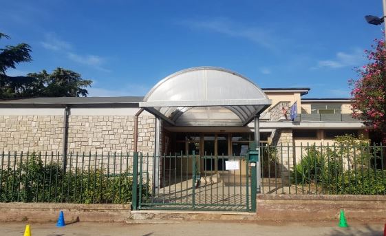 Vandali nella scuola di “Le Castella”, danni e disagi
