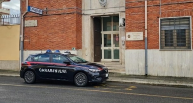 Si finge il figlio e gli porta via i soldi