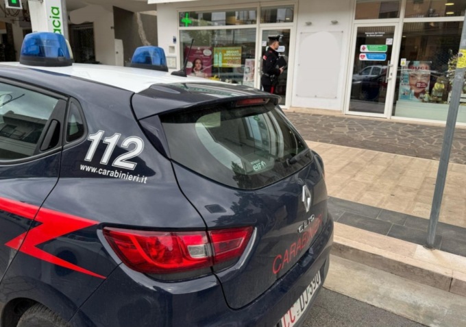 Furto nella notte in farmacia