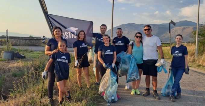 Giornata di pulizia ambientale con Plastic Free in via Romana Vecchia