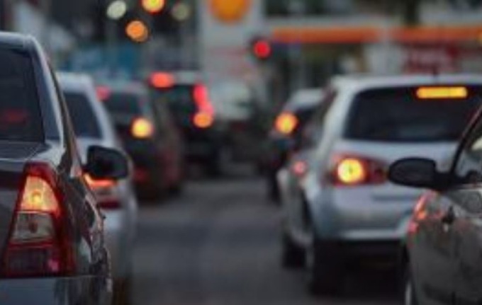 Tir finisce in una cunetta, traffico bloccato
