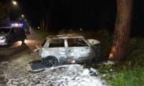 L'auto finisce contro un albero e prede fuoco, morto un ragazzo. Le immagini