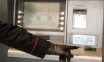 Ignoti cercano di manomettere bancomat