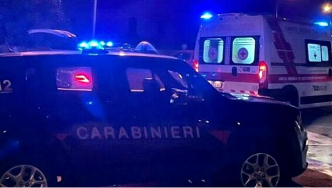 Danneggia con la sua auto i mezzi in sosta ed aggredisce i militari, arrestato