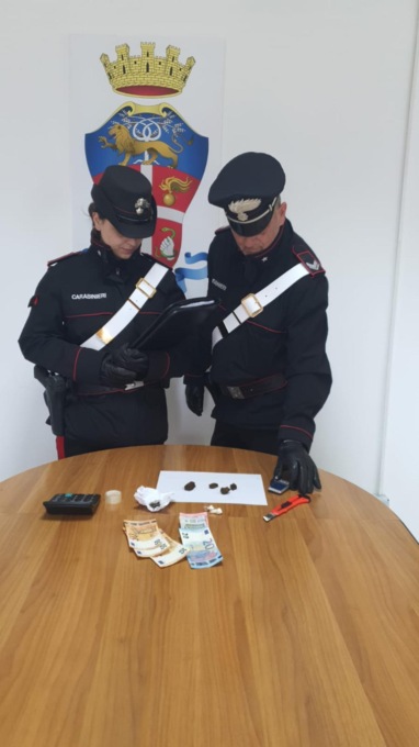 Con un etto di droga e denaro in contante, arrestato 19enne
