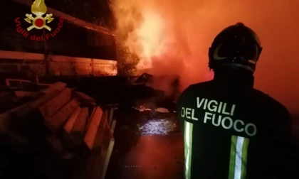 Incendio nel palazzo, tre feriti